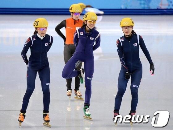 본문 이미지 - 대한민국 여자 쇼트트랙 대표팀 심석희,박승희,김아랑이 13일(한국시간) 러시아 소치 해안 클러스터 아이스버그 스케이팅 팔라스 경기장에서 열리는 여자 개인 500m 8강 경기에 앞서 컨디션을 점검하고 있다. 2014.2.13/뉴스1 © News1 (소치(러시아)=뉴스1) 이동원 기자