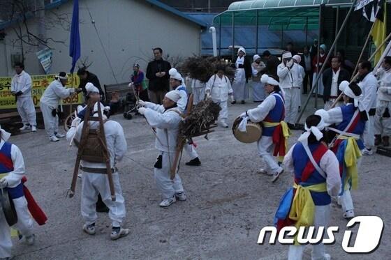 본문 이미지 - 마을 사람들은 정성들여 목욕재계하고 산에 가서 나무를 한 짐씩 베어다가 동화대를 쌓고 불을 태워 액운을 제거하는 의례식을 행하고 있다. © News1 조문현 기자  