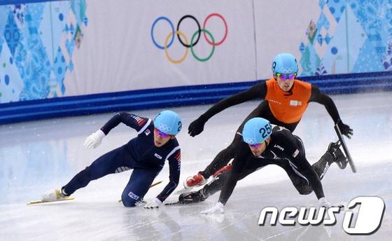 본문 이미지 - 대한민국 남자 쇼트트랙 계주 대표팀&#40;김윤재, 박세영, 신다운, 이한빈, 이호석&#41;이 13일&#40;한국시간&#41; 러시아 소치 해안 클러스터 아이스버그 스케이팅 팔라스 경기장에서 열린 남자 5,000m 계주 준결승경기에서 이호석이 상대선수와 충돌해 넘어지고 있다. 2014.2.13/뉴스1 © News1   &#40;소치&#40;러시아&#41;=뉴스1&#41; 이동원 기자