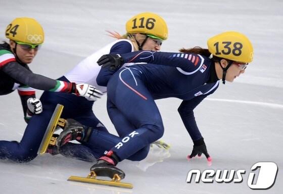 본문 이미지 - 대한민국 여자 쇼트트랙 대표팀 박승희가 13일(한국시간) 러시아 소치 해안 클러스터 아이스버그 스케이팅 팔라스 경기장에서 열린 여자 개인 500m 결승 경기에서 상대선수의 반칙으로 넘어지고 있다. 2014.2.13/뉴스1 © News1   (소치(러시아)=뉴스1) 이동원 기자