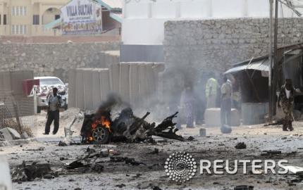 본문 이미지 - 13일(현지시간) 모가디슈 국제공항 입구 근처서 알샤바브 소행으로 추정되는 차량 폭탄 테러가 발생했다. ©로이터=뉴스1  