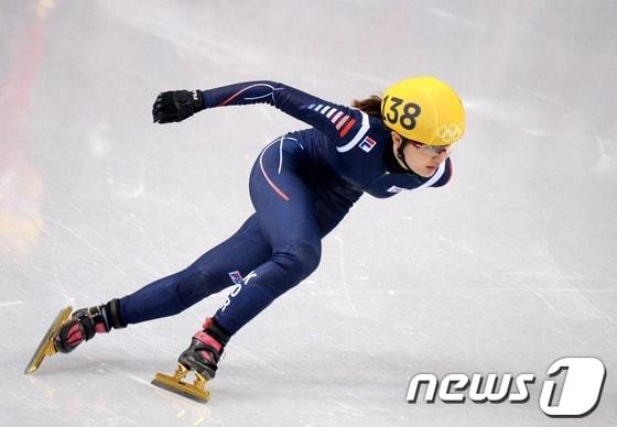 본문 이미지 - 대한민국 여자 쇼트트랙 대표팀 박승희가 13일(한국시간) 러시아 소치 해안 클러스터 아이스버그 스케이팅 팔라스 경기장에서 열린 여자 개인 500m 결승 경기에서 역주하고 있다. 2014.2.13/뉴스1 © News1 (소치(러시아)=뉴스1) 이동원 기자