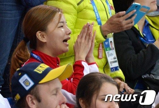 본문 이미지 - 러시아 남자 쇼트트랙 안현수&#40;빅토르 안&#41;의 여자 친구인 우나리씨가 13일&#40;한국시간&#41; 러시아 소치 해안 클러스터 아이스버그 스케이팅 팔라스 경기장에서 열린 러시아 대표팀의 남자 5,000m 계주 준결승경기를 지켜보며 눈물을 흘리고 있다.2014.2.13/뉴스1 © News1 &#40;소치&#40;러시아&#41;=뉴스1&#41; 이동원 기자