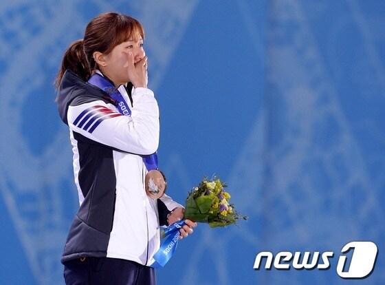 본문 이미지 - 2014소치동계올림픽 쇼트트랙 여자 500m 결승에서 54초207의 기록으로 값진 동메달 획득한 박승희&#40;22·화성시청&#41;가 14일&#40;한국시간&#41; 러시아 소치 올림픽파크에서 열린 메달 시상식에서 동메달을 목에 걸고 눈물을 훔치고 있다. 쇼트트랙이 여자 500m에서 올림픽 메달을 따낸 건 16년 만이다. 금메달은 중국의 리 지안루&#40;45.263&#41;, 은메달은 이탈리아의 폰타나 아리아나&#40;51초250&#41;가 차지했다.2014.2.14/뉴스1 © News1   &#40;소치&#40;러시아&#41;=뉴스1&#41; 이동원 기자