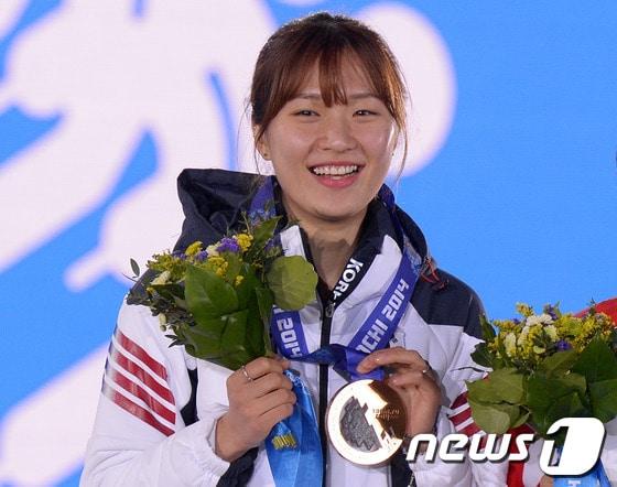 본문 이미지 - 2014소치동계올림픽 쇼트트랙 여자 500m 결승에서 54초207의 기록으로 값진 동메달 획득한 박승희(22·화성시청)가 14일(한국시간) 러시아 소치 올림픽파크에서 열린 메달 시상식에서 동메달을 목에 걸고 취재진을 향해 포즈를 취하고 있다.한국 쇼트트랙이 여자 500m에서 올림픽 메달을 따낸 건 16년 만으로 금메달은 중국의 리 지안루(45.263), 은메달은 이탈리아의 폰타나 아리아나(51초250)가 차지했다.2014.2.14/뉴스1 © News1   (소치(러시아)=뉴스1) 이동원 기자