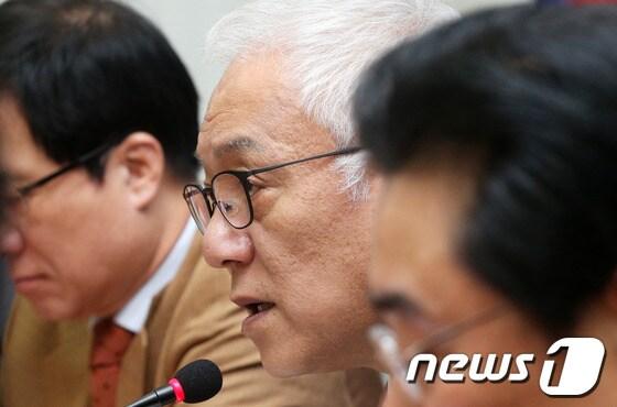 본문 이미지 - 민주당 김한길 대표가 14일 오전 서울 여의도 국회에서 열린 최고위원회의에서 모두발언을 하고 있다.김 대표는 이 자리에서 무죄 판결을 받은 강기훈 유서대필 사건과 부림사건 재심 결과와 관련, 