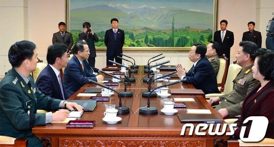 본문 이미지 -     지난 2월 14일 판문점 남측 평화의 집에서 열린 남북 고위급 접촉이 진행되고 있다. &#40;통일부 제공&#41; 2014.2.14/뉴스1 © News1 