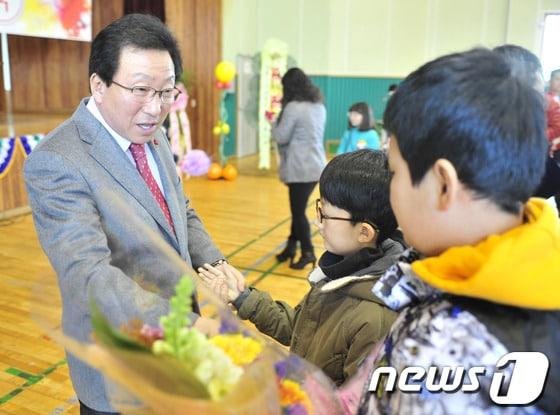 본문 이미지 - 민병희 강원도교육감이 학생들과 이야기를 나누고 있는 모습.  © News1   하중천  기자