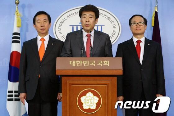 본문 이미지 - 신계륜 국회 환경노동위원회 위원장(가운데)과 여야 간사인 김성태 새누리당 의원과 홍영표 민주당 의원. 2014.2.14/뉴스1 © News1 송원영 기자