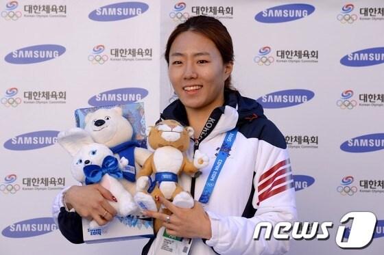 본문 이미지 - &#39;빙속여제&#39; 이상화가 14일&#40;한국시간&#41; 러시아 소치에 위치한 코리아하우스에서 열린 공식기자회견을 마친 후 소치마스코트를 들고 취재진을 향해 포즈를 취하고 있다. 2014.2.14/뉴스1 © News1 &#40;소치&#40;러시아&#41;=뉴스1&#41; 이동원 기자