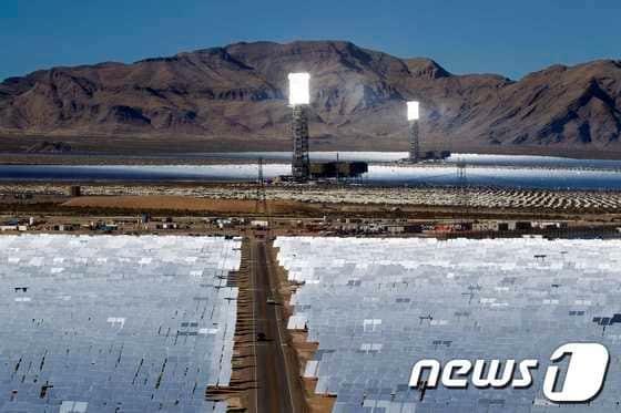 본문 이미지 - 13일&#40;현지시간&#41; 문을 연 미국 이반파태양광발전소&#40;ISEGS&#41;의 모습.© 로이터=뉴스1  