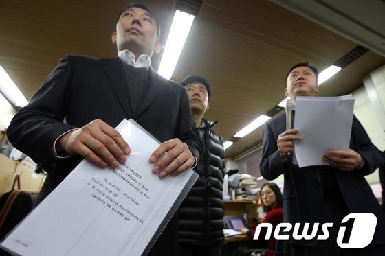 본문 이미지 - '서울시 탈북 공무원 간첩 사건'으로 재판을 받고 있는 유우성씨와 변호인단이 14일 오후 서울 서초동 중앙지방법원 기자실에서 긴급 기자회견을 열고 