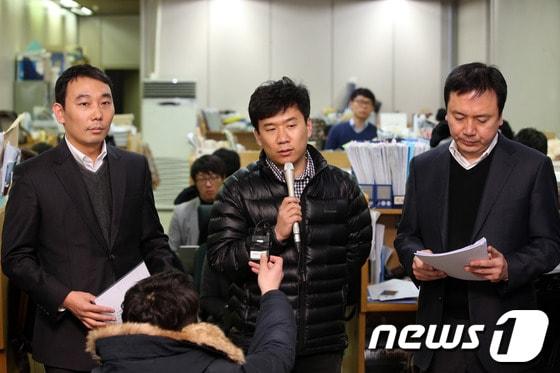 본문 이미지 - '서울시 탈북 공무원 간첩 사건'으로 재판을 받고 있는 유우성씨(가운데)와 변호인단이 14일 오후 서울 서초동 중앙지방법원 기자실에서 긴급 기자회견을 열고 