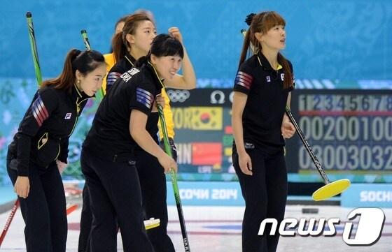 본문 이미지 - 대한민국 여자 컬링대표팀&#40;신미성, 김지선, 이슬비, 김은지, 엄민지&#41;이 14일&#40;한국시간&#41; 러시아 소치 해안클러스터 아이스큐브 컬링 센터에서 열린 중국과 대결에서 11대3 으로 패, 환호하는 팬들을 향해 인사하고 있다.2014.2.14/뉴스1 © News1 &#40;소치&#40;러시아&#41;=뉴스1&#41; 이동원 기자