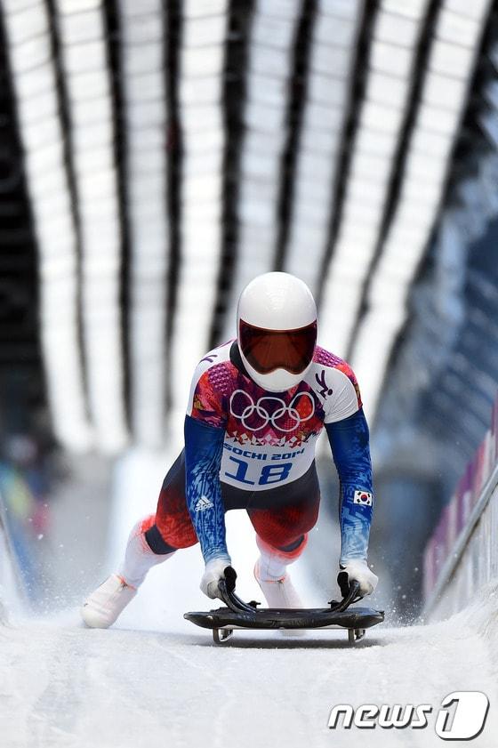 본문 이미지 - 한국 스켈레톤의 미래 윤성빈이 14일(현지시간) 러시아 소치의 산키 슬라이딩 센터에서 열린 남자 스켈레톤 1,2차 레이스 합계 13위에 올랐다. © AFP=News1 