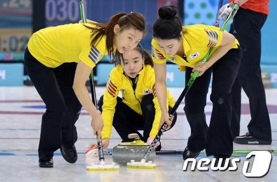 본문 이미지 - 대한민국 여자 컬링대표팀. © News1 &#40;소치&#40;러시아&#41;=뉴스1&#41; 이동원 기자