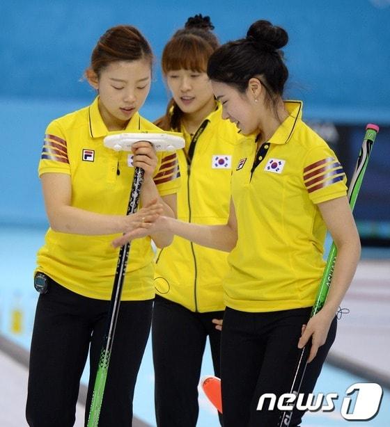 본문 이미지 - 대한민국 여자 컬링대표팀&#40;신미성, 김지선, 이슬비, 김은지, 엄민지&#41;이 지난 15일&#40;한국시간&#41; 러시아 소치 해안클러스터 아이스큐브 컬링 센터에서 열린 영국과의 대결에서 선전하고 있다.2014.2.15/뉴스1 © News1 &#40;소치&#40;러시아&#41;=뉴스1&#41; 이동원 기자