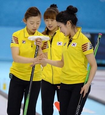 본문 이미지 - 대한민국 여자 컬링대표팀&#40;신미성, 김지선, 이슬비, 김은지, 엄민지&#41;이 15일&#40;한국시간&#41; 러시아 소치 해안클러스터 아이스큐브 컬링 센터에서 열린 영국과의 대결에서 선전하고 있다.2014.2.15/뉴스1 © News1   &#40;소치&#40;러시아&#41;=뉴스1&#41; 이동원 기자