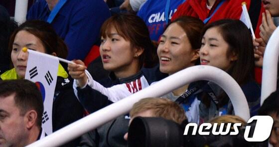 본문 이미지 - 빙상 500m 금메달 리스트 이상화, 피겨 김연아, 쇼트 500m 동메달 리스트 박승희가 15일&#40;한국시간&#41; 러시아 소치 해안 클러스터 아이스버그 스케이팅 팔라스 경기장을 찾아 대한민국 선수들을 응원하고 있다 . 2014.2.15/뉴스1 © News1 &#40;소치&#40;러시아&#41;=뉴스1&#41; 이동원 기자