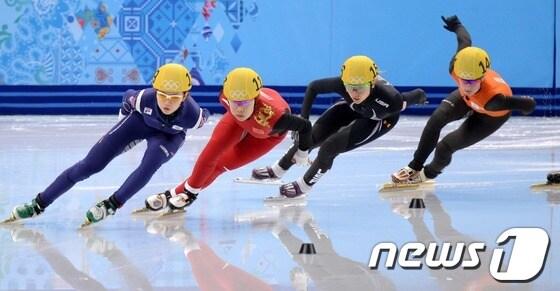본문 이미지 - 대한민국 여자 쇼트트랙 대표팀 심석희가 15일&#40;한국시간&#41; 러시아 소치 해안 클러스터 아이스버그 스케이팅 팔라스 경기장에서 열린 여자 개인 1,500m 준결승 경기에서 역주하고 있다. 2014.2.15/뉴스1 © News1 &#40;소치&#40;러시아&#41;=뉴스1&#41; 이동원 기자