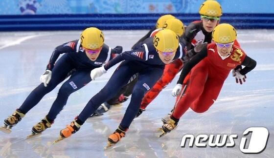 본문 이미지 - 대한민국 여자 쇼트트랙 대표팀 조해리,김아랑 15일&#40;한국시간&#41; 러시아 소치 해안 클러스터 아이스버그 스케이팅 팔라스 경기장에서 열린 여자 개인 1,500m 준결승 경기에서 역주하고 있다. 2014.2.15/뉴스1 © News1 &#40;소치&#40;러시아&#41;=뉴스1&#41; 이동원 기자