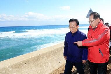 본문 이미지 - 황우여 새누리당 대표&#40;오른쪽&#41;가 15일 경북 울진군 온정면 폭설 피해 현장을 찾아 상황을 점검하고 있다. 2014.2.15/뉴스1 © News1   사진공동취재단