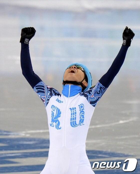 본문 이미지 - 러시아 쇼트 대표팀 안현수가 15일&#40;한국시간&#41; 러시아 소치 해안 클러스터 아이스버그 스케이팅 팔라스 경기장에서 열린 남자 개인 1,000m 결승 경기에서 1위로 결승선을 통과한 후 환호하고 있다. 2014.2.15/뉴스1 © News1 &#40;소치&#40;러시아&#41;=뉴스1&#41; 이동원 기자