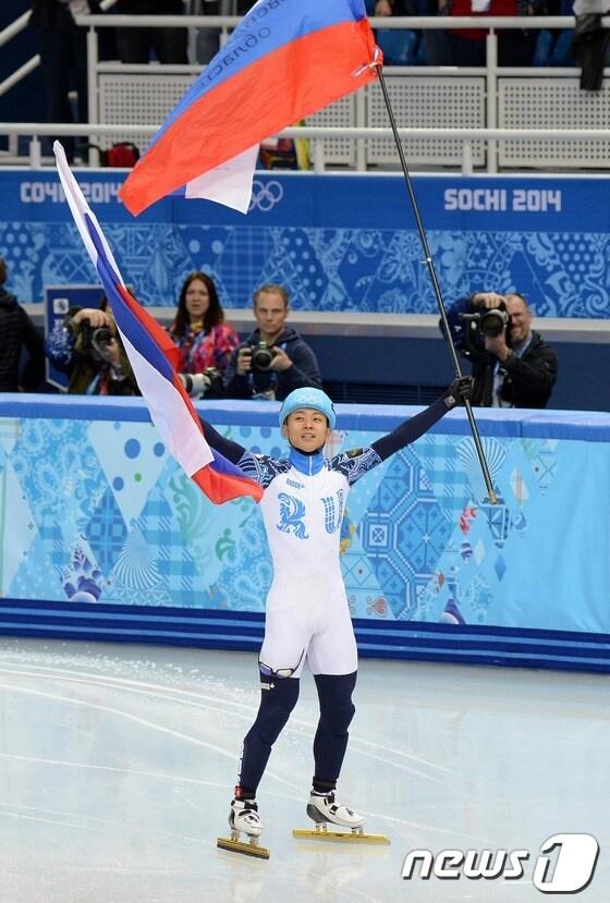 본문 이미지 - 러시아 쇼트 대표팀 안현수가 15일&#40;한국시간&#41; 러시아 소치 해안 클러스터 아이스버그 스케이팅 팔라스 경기장에서 열린 남자 개인 1,000m 결승 경기에서 1위로 결승선을 통과 후 환호하고 있다. 2014.2.15/뉴스1 © News1 &#40;소치&#40;러시아&#41;=뉴스1&#41; 이동원 기자