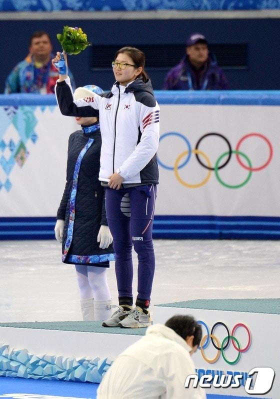 본문 이미지 - 대한민국 여자 쇼트트랙 대표팀 심석희가 15일&#40;한국시간&#41; 러시아 소치 해안 클러스터 아이스버그 스케이팅 팔라스 경기장에서 열린 여자 개인 1,500m에서 은메달을 차지, 경기종료 후 플라워시상식에서 팬들의 환호에 꽃을 들어 답하고 있다.2014.2.15/뉴스1 © News1 &#40;소치&#40;러시아&#41;=뉴스1&#41; 이동원 기자