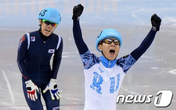 본문 이미지 - 2014 소치 동계올림픽 러시아 쇼트트랙 대표팀 안현수&#40;빅토르 안&#41;가 15일&#40;한국시간&#41; 러시아 소치 해안 클러스터 아이스버그 스케이팅 팔라스 경기장에서 열린 남자 개인 1,000m 결승 경기에서 1위로 결승선을 통과한 후 환호하고 있다. 2014.2.15/뉴스1 © News1   &#40;소치&#40;러시아&#41;=뉴스1&#41; 이동원 기자