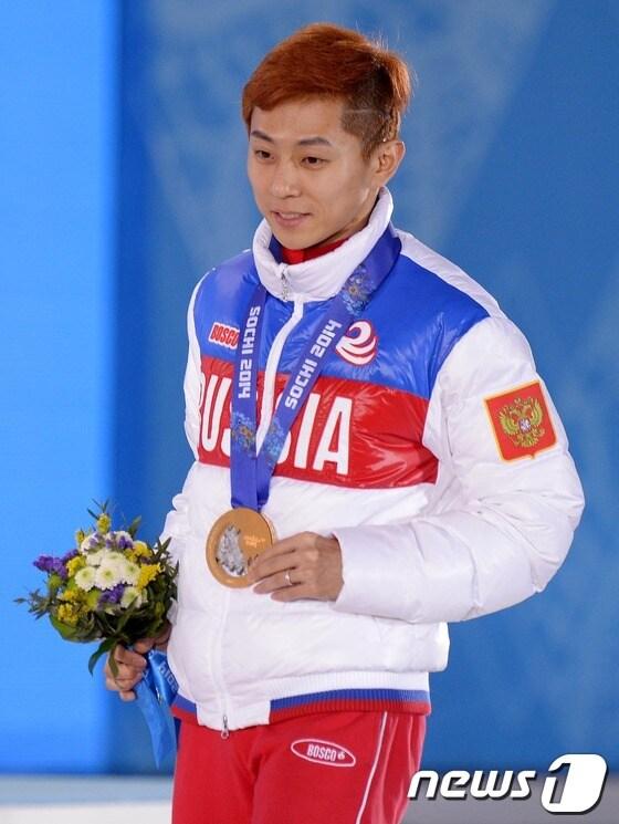 본문 이미지 - 2014소치동계올림픽 쇼트트랙 남자 1,000m 결승에서 1분25분325초 기록으로 값진 금메달을 획득한 러시아 쇼트 대표 안현수 © News1   (소치(러시아)=뉴스1) 이동원 기자