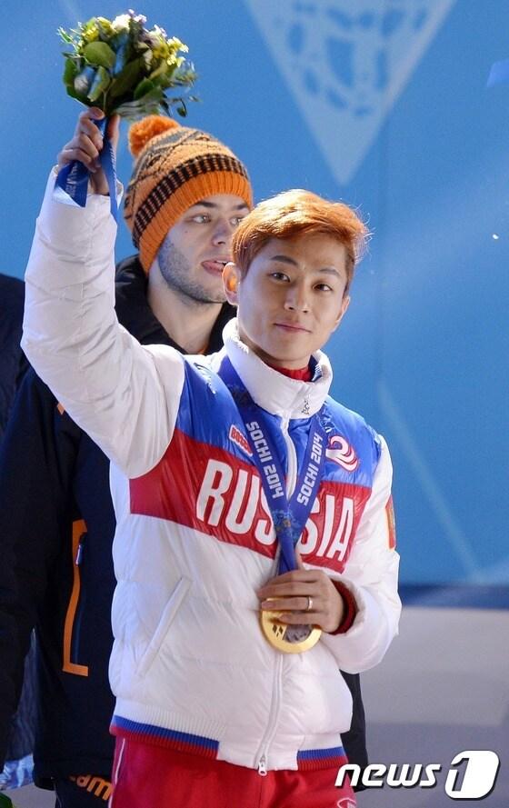 본문 이미지 - 2014소치동계올림픽 쇼트트랙 남자 1000m 결승에서 1분25분325초 기록으로 값진 금메달을 획득한 러시아 쇼트 대표 안현수&#40;빅토르 안&#41;가 16일&#40;한국시간&#41; 러시아 소치 올림픽파크에서 열린 메달 시상식에서 금메달을 걸고 환호하고 있다. 2014.2.16/뉴스1 © News1   &#40;소치&#40;러시아&#41;=뉴스1&#41; 이동원 기자
