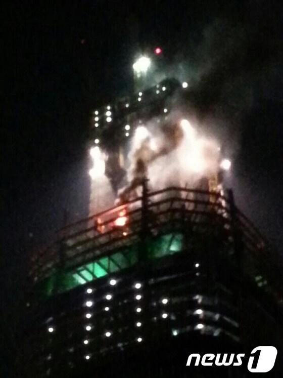 본문 이미지 - 16일 0시2분쯤 서울 송파구 신천동 롯데슈퍼타워(제2롯데월드) 공사현장 46층 컨테이너 박스에 불이나 25분만에 꺼졌다.이 불로 컨테이너 박스 일부와 공구, 자재 일부가 탔으나 인명피해는 없었다.사진은 화재가 난 제2롯데월드 공사현장 모습. (트위터) 2014.2.16/뉴스1 © News1   (서울=뉴스1)