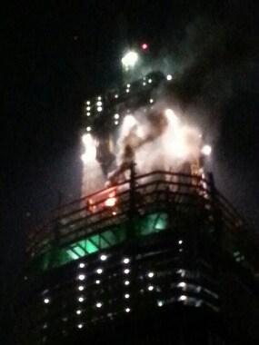 본문 이미지 - 16일 0시2분쯤 서울 송파구 신천동 롯데슈퍼타워(제2롯데월드) 공사현장 46층 컨테이너 박스에 불이 났다. (트위터) /뉴스1 © News1 