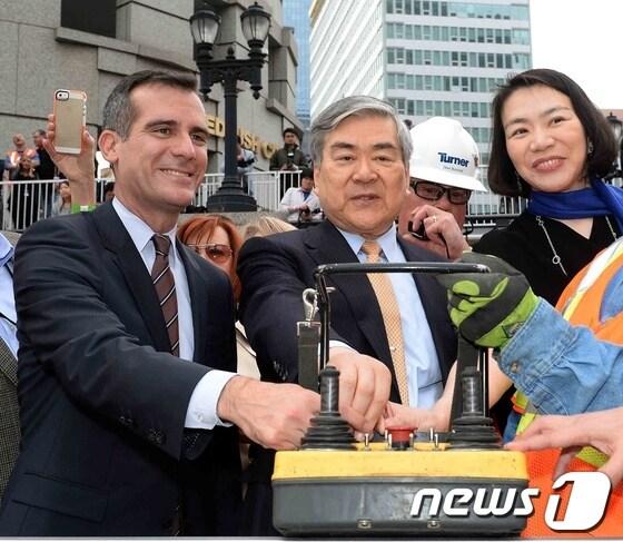 본문 이미지 - 왼쪽부터 에릭 가세티 LA 시장, 조양호 한진그룹 회장, 조현아 대한항공 부사장(한진그룹 제공)© News1   류종은 기자