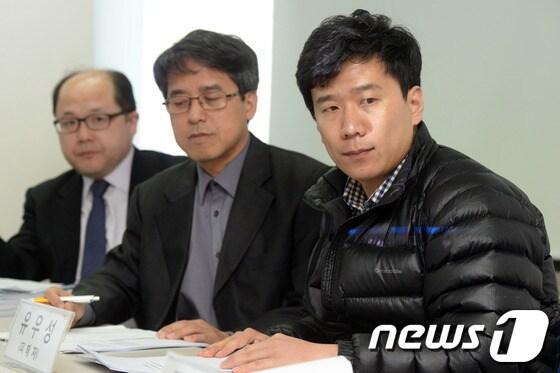 본문 이미지 - '서울시 탈북 공무원 간첩 사건'으로 재판을 받고 있는 유우성씨(오른쪽)와 변호인단이 지난 16일 오후 서울 서초구 민변 사무실에서 검찰증거에 대한 조작 여부와 관련된 기자회견을 열고 있다. © News1 민경석 기자