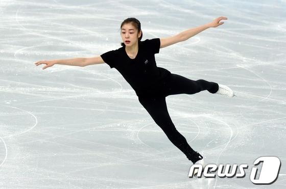 본문 이미지 - 올림픽 2연패에 도전하는 &#39;피겨여왕&#39; 김연아가 16일&#40;한국시간&#41; 러시아 소치 해안 클러스터 아이스버그 스케이팅 팔라스 경기장에서 아름다운 선율에 맞춰 멋진 연기를 펼치고 있다.  2014.2.16/뉴스1 © News1   &#40;소치&#40;러시아&#41;=뉴스1&#41; 이동원 기자