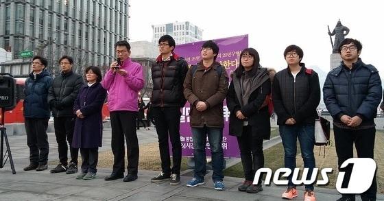 본문 이미지 - 16일 오후 김승교 통합진보당 최고위원이 &#39;이석기 의원과 구속 당원 무죄석방 촉구 철야연좌시위&#39; 마무리 기자회견에서 