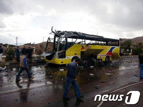 본문 이미지 - 이집트 시나이반도 휴양도시 타바 인근에서 한국인 관광객들이 타고 있던 버스가 폭발해 최소 5명이 숨지고 27명 이상이 부상한 것으로 알려졌다. 사고가 난 시나이반도는 이스라엘 접경지역이다. 사고 버스에는 33명이 타고 있었으며, 대부분 한국인이 탑승하고 있었다. 이들은 시나이반도 중남부에 위치한 그리스 정교회 소속 성캐터린 수도원을 방문한뒤 타바에 도착한 뒤에 이같은 사고를 당했다. 현지 여행사 관계자에 따르면 현지에서 한국인이 운영하는 여행사가 이번 시나이반도 관광을 주선한 것으로 알려졌다.사진은 이집트 현지 사고현장 &#40;트위터&#41; 2014.2.16/뉴스1 © News1   