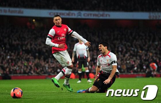 본문 이미지 - 17일(한국 시각) 영국 런던 에미레이츠 스타디움에서 열린 아스날과 리버풀의 영국 FA컵 16강전에서 리버풀의 수아레즈가 넘어지고 있다. © AFP=News1  