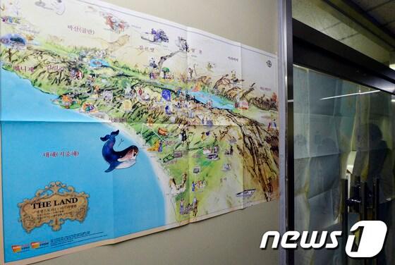 본문 이미지 - 17일 오전 서울 종로구 연지동 한국기독교연합회관 내 두루투어 여행사 앞으로 성지순례 안내도가 붙여 있다. 두루투어는 이집트 시나이 반도 성지순례단을 태운 버스 폭탄테러 피해자들의 성지순례 관광상품을 판매했고, 직원 1명이 이번 사고로 사망했다. 2014.2.17/뉴스1  © News1   최영호 기자