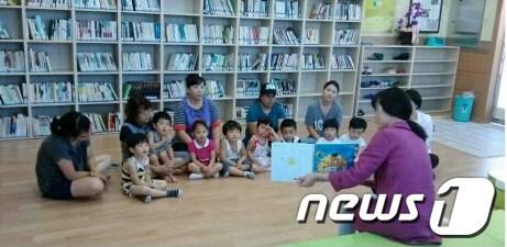 본문 이미지 - 미조면에 조성된 등대지기도서관 운영 전경 사진© News1  