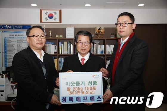 본문 이미지 - 17일 (주)청백에프에스(대표 정정락)가 이천시장실을 찾아 이웃돕기 성품으로 백미와 혼합미 150포(20kg)를 기탁하고 있다./사진제공=이천시© News1  