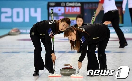 본문 이미지 - 대한민국 여자 컬링대표팀(신미성, 김지선, 이슬비, 김은지, 엄민지)이 17일(한국시간) 러시아 소치 해안클러스터 아이스큐브 컬링 센터에서 미국과 대결을 펼치고 있다.2014.2.17/뉴스1 © News1   (소치(러시아)=뉴스1) 이동원 기자