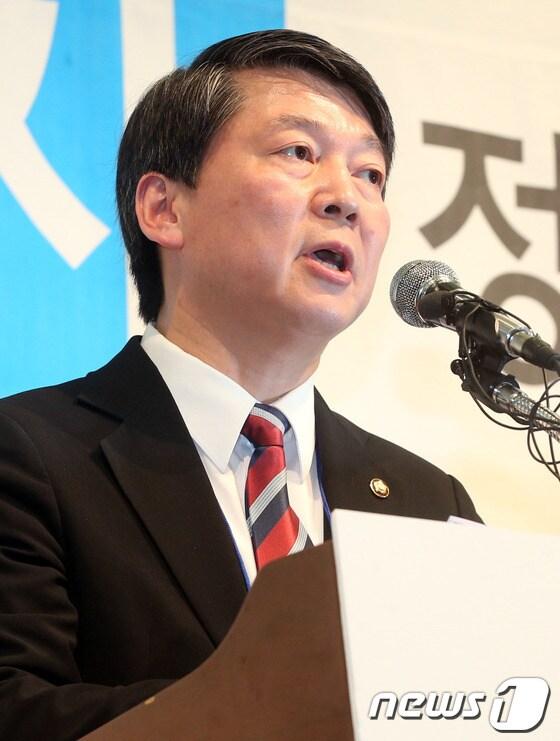 본문 이미지 - 안철수 새정치연합 중앙운영위원장이 2019광주세계수영선수권대회 성공개최를 위한 국제경지대회 지원법 개정안에 서명하지 않은 사실이 알려지면서 광주지역 정계 및 체육계에서 비난 여론이 일고 있다. 17일 서울 용산구 백범기념관에서 열린 새정치연합 창당 발기인대회에서 인사말을 하고 있는 안 위원장. 2014.2.17/뉴스1 © News1 허경 기자