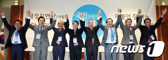 본문 이미지 - 안철수 새정치연합 중앙운영위원장과 공동위원장들이 17일 오후 서울 용산구 백범기념관에서 열린 새정치연합 창당 발기인대회에서 맞잡은 손을 들어보이고 있다.왼쪽부터 윤장현, 김효석, 윤여준 공동위원장, 안 중앙위원장, 박호군, 이계안, 홍근명, 김성식 공동위원장. 2014.2.17/뉴스1 © News1   허경 기자