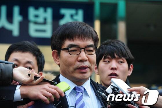 본문 이미지 - 이석기 의원 등 변호인단의 김칠준 대표변호인이 이 17일 수원지방법원에서 1심 선고 공판을 마친 후 기자회견을 하고 있다.  2014.2.17/뉴스1 © News1 이성래 인턴기자