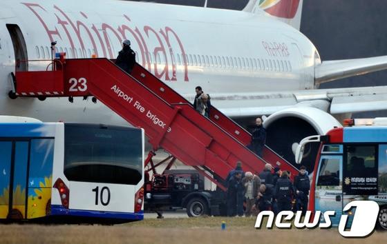 본문 이미지 - 아디스아아바를 출발해 이탈리아 로마로 향하던 에티오피아항공 'ET702'편이 제네바 공항에 강제 착륙했다. © AFP=뉴스1   
