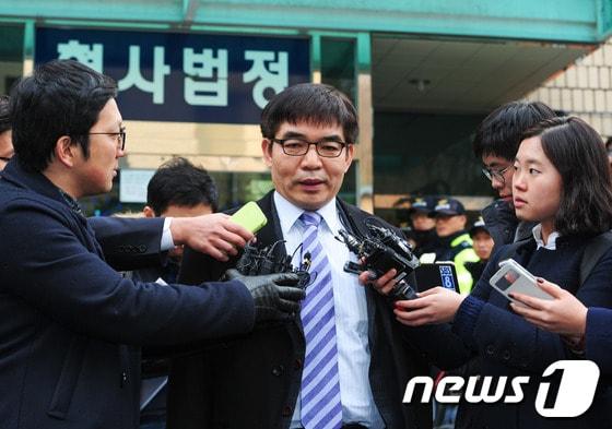 본문 이미지 - 피고 이석기 의원 측 김칠준 변호인이 이 17일 오후 경기도 수원지방법원에서 열린 내란음모, 국가보안법 등의 혐의로 이석기 통합진보당 의원에 대한 1심 선고 공판을 마친 후 기자회견을 갖고 있다. 재판부는 이날 이석기 의원에게 징역 12년과 자격정지 10년을 선고했다. 2014.2.17/뉴스1 © News1 이성래 인턴기자