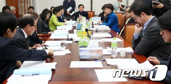 본문 이미지 - 17일 오후 서울 여의도 국회 보건복지위원회 소회의실에서 '중독예방 관리 및 치료를 위한 법률안(게임중독법)' 법안심사소위원회 공청회가 열리고 있다. 신의진 새누리당 의원이 발의한 이 법안은 게임을 마약과 알코올, 도박과 함께 중독물질로 규정하고 국가가 관리해야 한다는 내용을 담고 있다. 2014.2.17/뉴스1 © News1   오대일 기자